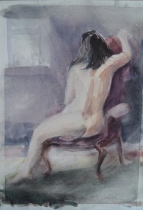 Zittend vrouwelijk naaktmodel op stoel